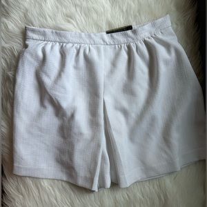 New! Worthington Classy White skirt like Shorts women’s Size 6